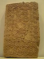 Fragment de frise a decor de rinceaux ornes d'animaux (Egypte Copte) (Calcaire) (musee de Lyon)